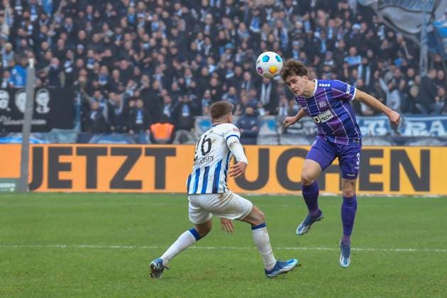 Fussball 2. Bundesliga, Hertha BSC - VfL Osnabrück 16.12.2023, xdanx, Fussball 2. Bundesliga, Hertha BSC - VfL Osnabrück, v.l. Gustav Christensen (Hertha BSC 26),Florian Kleinhansl (VfL Osnabrück 3),Zweikampf, Duell, Kampf, tackle (DFL DFB REGULATIONS PROHIBIT ANY USE OF PHOTOGRAPHS as IMAGE SEQUENCES and or QUASI-VIDEO) Foto: Daniel Lakomski Mix1 Berlin Olympiastadion Berlin Berlin Deutschland (DE)