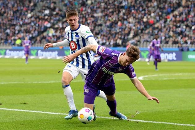 16.12.2023, xtgx, Fussball 2.Bundesliga, Hertha BSC Berlin - VfL Osnabrück emspor, v.l. Florian Kleinhansl (VfL Osnabrueck Osnabrück) Gustav Christensen (Hertha BSC Berlin) Zweikampf, Aktion, action, battle for the ball (DFL DFB REGULATIONS PROHIBIT ANY USE OF PHOTOGRAPHS as IMAGE SEQUENCES and or QUASI-VIDEO) Berlin