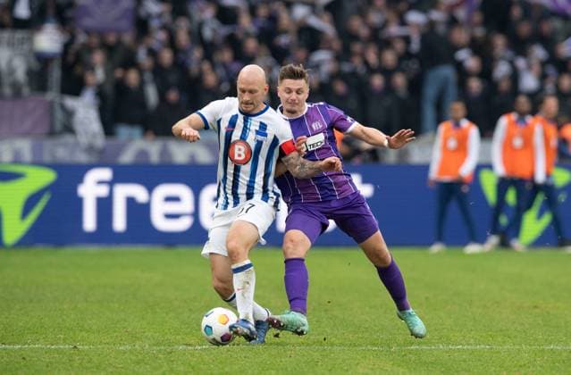 Fussball, Herren, Saison 2023 2024, 2. Bundesliga (17. Spieltag), Hertha BSC - VfL Osnabrück, v. l. Toni Leistner (Hertha BSC), Erik Engelhardt (VfL Osnabrück), 16.12. 2023,