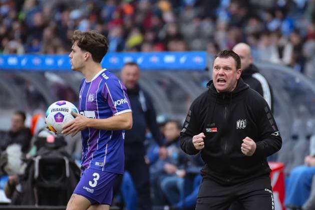Fussball 2. Bundesliga, Hertha BSC - VfL Osnabrück 16.12.2023, xdanx, Fussball 2. Bundesliga, Hertha BSC - VfL Osnabrück, v.l. Florian Kleinhansl (VfL Osnabrück 3),Uwe Koschinat (VfL Osnabrück Trainer),gibt Anweisungen, gestikuliert mit den Armen, gesticulate, gives instructions (DFL DFB REGULATIONS PROHIBIT ANY USE OF PHOTOGRAPHS as IMAGE SEQUENCES and or QUASI-VIDEO) Foto: Daniel Lakomski Mix1 Berlin Olympiastadion Berlin Berlin Deutschland (DE)