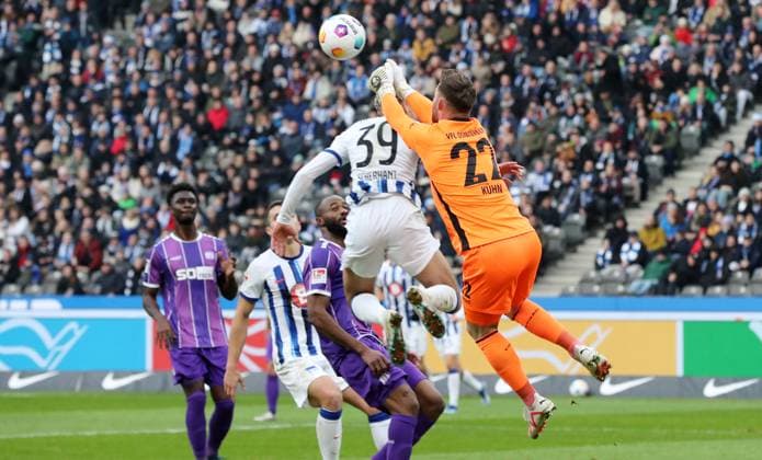 Derry Scherhant, Torwart Philipp Kühn Zweikampf Spielszene Aktion Fußball Fussball DFL 2.Bundesliga Herren 17.Spieltag Saison 2023 2024 16.12.2023 Hertha BSC Berlin vs. VfL Osnabrück DFL regulations prohibit any use of photographs as image sequences and or quasi-video