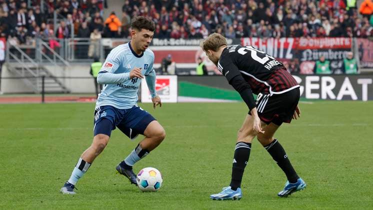 Bild: William Mikelbrencis (Hamburger SV, 2) und Tim Handwerker (1.FC Nuernberg, 29). (l-r). 16.12.2023, Fussball, 2. Bundesliga, 1. FC Nürnberg - Hamburger SV, GER, Nuernberg, Max-Morlock-Stadion, DFL REGULATIONS PROHIBIT ANY USE OF PHOTOGRAPHS AS IMAGE SEQUENCES AND OR QUASI-VIDEO.
