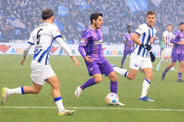 DEU, DFL, 2. FBL, Hertha BSC vs. VFL Osnabrueck, 16.12.2023, Berliner Olympiastadion, Berlin, DEU, DFL, 2. FBL, Hertha BSC vs. VFL Osnabrueck, im Bild Michat Karbownik (Hertha BSC Berlin 6), Florian Niederlechner (Hertha BSC Berlin 7), Robert Ivanov (VFL Osnabrueck 5) DFL - regulations prohibit any use of Photographs as image sequences and or quasi-video Foto: Juergen Engler nordphoto GmbH