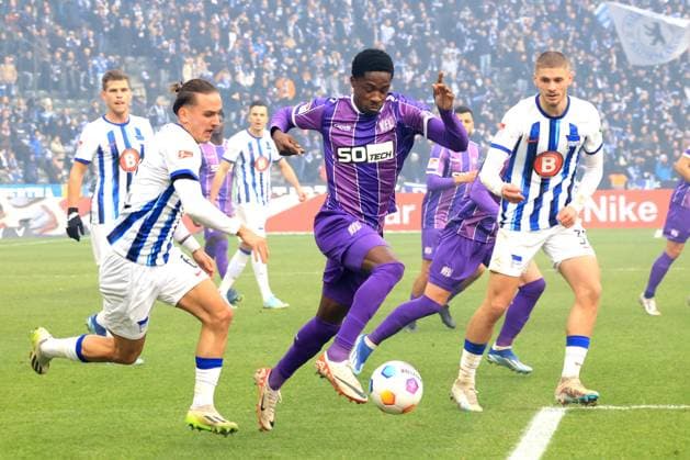 DEU, DFL, 2. FBL, Hertha BSC vs. VFL Osnabrueck, 16.12.2023, Berliner Olympiastadion, Berlin, DEU, DFL, 2. FBL, Hertha BSC vs. VFL Osnabrueck, im Bild Michat Karbownik (Hertha BSC Berlin 6), Marton Dardai (Hertha BSC Berlin 31), Youssef Amyn (VFL Osnabrueck 17) DFL - regulations prohibit any use of Photographs as image sequences and or quasi-video Foto: Juergen Engler nordphoto GmbH