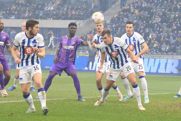 DEU, DFL, 2. FBL, Hertha BSC vs. VFL Osnabrueck, 16.12.2023, Berliner Olympiastadion, Berlin, DEU, DFL, 2. FBL, Hertha BSC vs. VFL Osnabrueck, im Bild Marc-Oliver Kempf (Hertha BSC Berlin 20), Haris Tabakovic (Hertha BSC Berlin 25), Jonjoe Kenny (Hertha BSC Berlin 16), Jannis Nikolaou (VFL Osnabrueck 4) DFL - regulations prohibit any use of Photographs as image sequences and or quasi-video Foto: Juergen Engler nordphoto GmbH