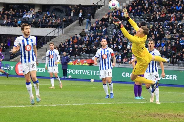 DEU, DFL, 2. FBL, Hertha BSC vs. VFL Osnabrueck, 16.12.2023, Berliner Olympiastadion, Berlin, DEU, DFL, 2. FBL, Hertha BSC vs. VFL Osnabrueck, im Bild Tjark Ernst (Hertha BSC Berlin 12), Hertha-Spielerkreis DFL - regulations prohibit any use of Photographs as image sequences and or quasi-video Foto: Juergen Engler nordphoto GmbH