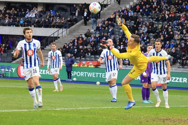 DEU, DFL, 2. FBL, Hertha BSC vs. VFL Osnabrueck, 16.12.2023, Berliner Olympiastadion, Berlin, DEU, DFL, 2. FBL, Hertha BSC vs. VFL Osnabrueck, im Bild Tjark Ernst (Hertha BSC Berlin 12), Hertha-Spielerkreis DFL - regulations prohibit any use of Photographs as image sequences and or quasi-video Foto: Juergen Engler nordphoto GmbH