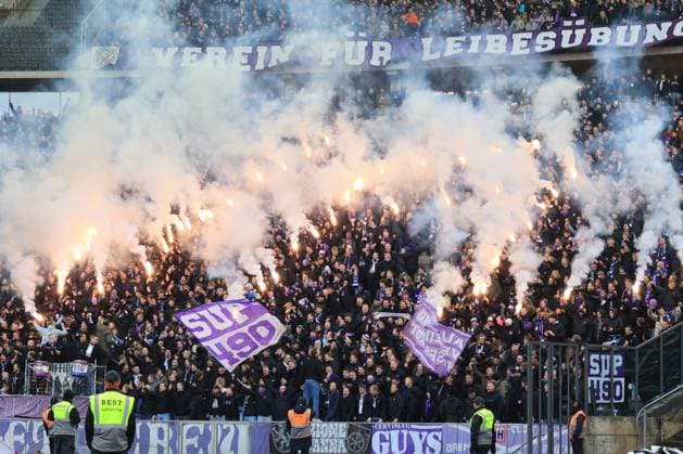 DEU, DFL, 2. FBL, Hertha BSC vs. VFL Osnabrueck, 16.12.2023, Berliner Olympiastadion, Berlin, DEU, DFL, 2. FBL, Hertha BSC vs. VFL Osnabrueck, im Bild Osnabrueck-Fanblock, Pyro DFL - regulations prohibit any use of Photographs as image sequences and or quasi-video Foto: Juergen Engler nordphoto GmbH