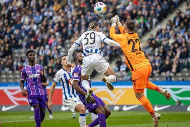 Berlin, 16.12.23, Fussball, 2.Bundesliga, 17. Spieltag, Hertha BSC - VfL Osnabrueck, Olympiastadion. Torwart Philipp Kuehn von VfL Osnabrueck kaempft gegen Berlins Derry Scherhant um den Ball. DFL regulations and DFB regulations prohibit any use of photographs as image sequences and or quasi-video, Foto: Andreas Gora Hertha BSC - VfL Osnabrueck