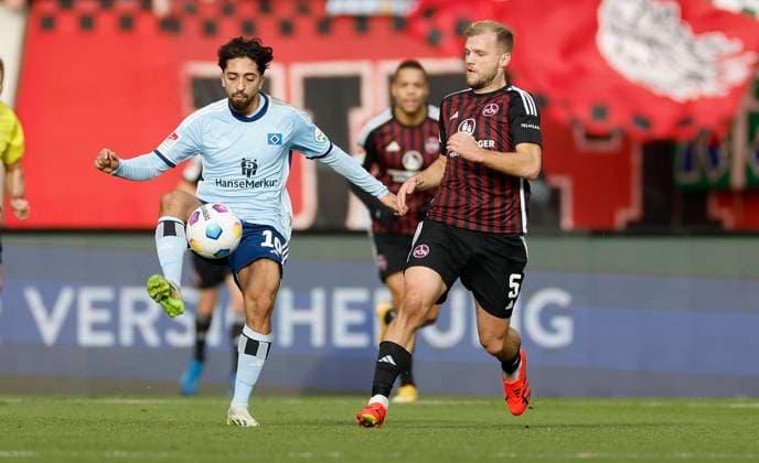Bild: Immanuel Pherai (Hamburger SV, 10) und Johannes Geis (1.FC Nuernberg, 5). (l-r). 16.12.2023, Fussball, 2. Bundesliga, 1. FC Nürnberg - Hamburger SV, GER, Nuernberg, Max-Morlock-Stadion, DFL REGULATIONS PROHIBIT ANY USE OF PHOTOGRAPHS AS IMAGE SEQUENCES AND OR QUASI-VIDEO.