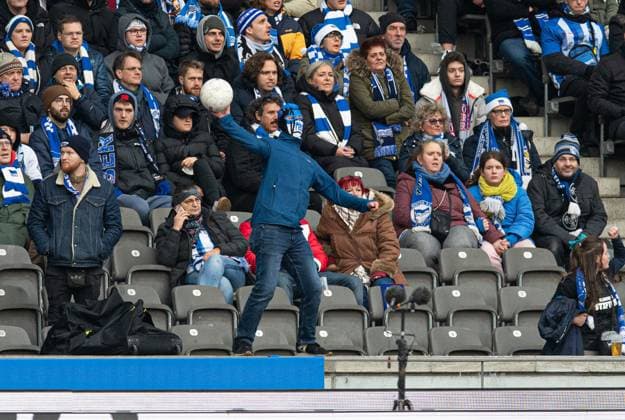 Fussball, Herren, Saison 2023 2024, 2. Bundesliga (17. Spieltag), Hertha BSC - VfL Osnabrück, Fans von Hertha werfen Fußbälle auf den Rasen, um das Spiel zu unterbrechen, 16.12. 2023,