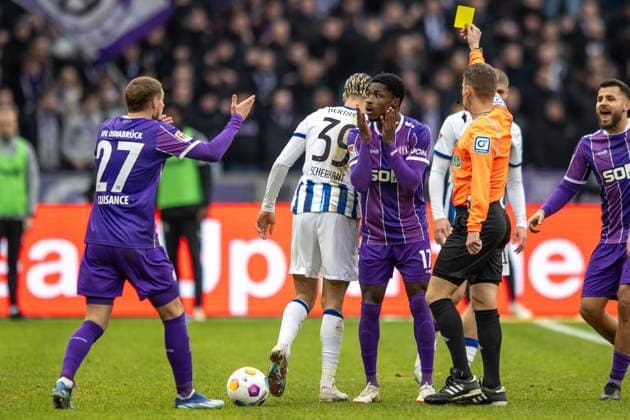 Berlin, 16.12.23, Fussball, 2.Bundesliga, 17. Spieltag, Hertha BSC - VfL Osnabrueck, Olympiastadion. Gelbe Karte für Christian Conteh von VfL Osnabrueck. DFL regulations and DFB regulations prohibit any use of photographs as image sequences and or quasi-video, Foto: Andreas Gora Hertha BSC - VfL Osnabrueck