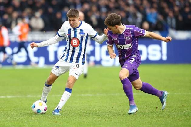 16.12.2023, xtgx, Fussball 2.Bundesliga, Hertha BSC Berlin - VfL Osnabrück emspor, v.l. Gustav Christensen (Hertha BSC Berlin) Florian Kleinhansl (VfL Osnabrueck Osnabrück) Zweikampf, Aktion, action, battle for the ball (DFL DFB REGULATIONS PROHIBIT ANY USE OF PHOTOGRAPHS as IMAGE SEQUENCES and or QUASI-VIDEO) Berlin