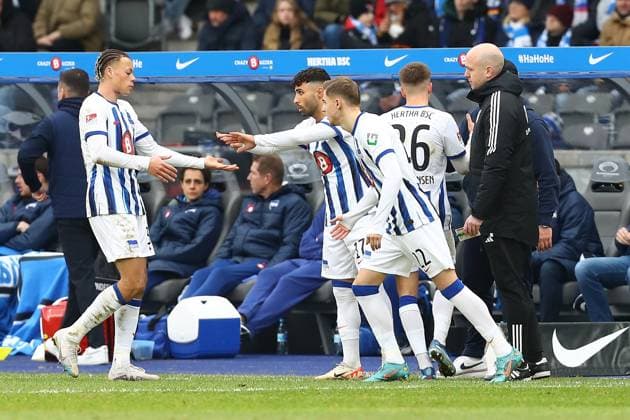 16.12.2023, xtgx, Fussball 2.Bundesliga, Hertha BSC Berlin - VfL Osnabrück emspor, v.l. Auswechslung Gustav Christensen (Hertha BSC Berlin) Derry Scherhant (Hertha BSC Berlin) Einwechslung Nader El-Jindaoui (Hertha BSC Berlin) Marten Winkler (Hertha BSC Berlin) (DFL DFB REGULATIONS PROHIBIT ANY USE OF PHOTOGRAPHS as IMAGE SEQUENCES and or QUASI-VIDEO) Berlin