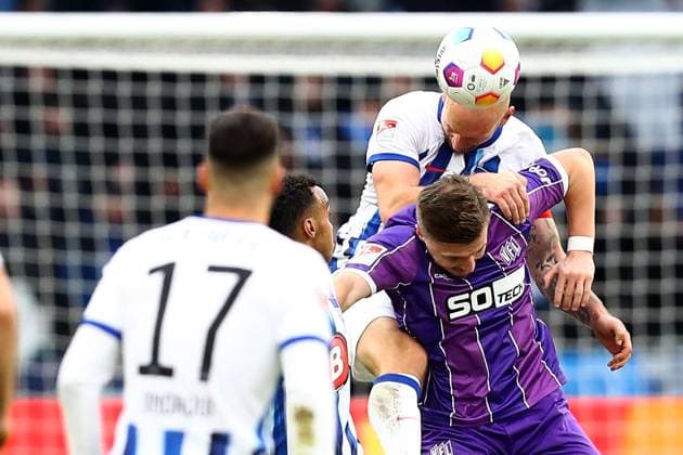 16.12.2023, xtgx, Fussball 2.Bundesliga, Hertha BSC Berlin - VfL Osnabrück emspor, v.l. Toni Leistner (Hertha BSC Berlin) Erik Engelhardt (VfL Osnabrueck Osnabrück) Zweikampf, Aktion, action, battle for the ball (DFL DFB REGULATIONS PROHIBIT ANY USE OF PHOTOGRAPHS as IMAGE SEQUENCES and or QUASI-VIDEO) Berlin