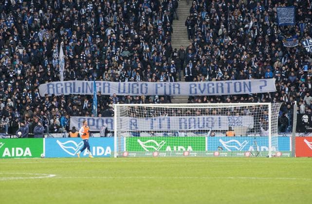 Fussball, Herren, Saison 2023 2024, 2. Bundesliga (17. Spieltag), Hertha BSC - VfL Osnabrück, Fans von Hertha mit Transparent, Berliner Weg für Everton? Spors und 777 raus!, 16.12. 2023,