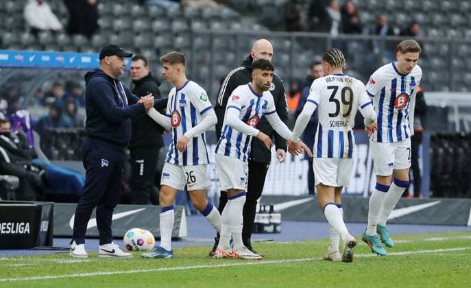 Trainer Pal Dardai, Auswechselung Gustav Christensen, Derry Scherhant, Einwechselung Nader El Jindaoui, Marten Winkler Fußball Fussball DFL 2.Bundesliga Herren 17.Spieltag Saison 2023 2024 16.12.2023 Hertha BSC Berlin vs. VfL Osnabrück DFL regulations prohibit any use of photographs as image sequences and or quasi-video