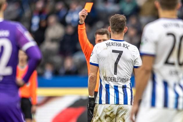 Berlin, 16.12.23, Fussball, 2.Bundesliga, 17. Spieltag, Hertha BSC - VfL Osnabrueck, Olympiastadion. Rote Karte für Berlins Florian Niederlechner. DFL regulations and DFB regulations prohibit any use of photographs as image sequences and or quasi-video, Foto: Andreas Gora Hertha BSC - VfL Osnabrueck