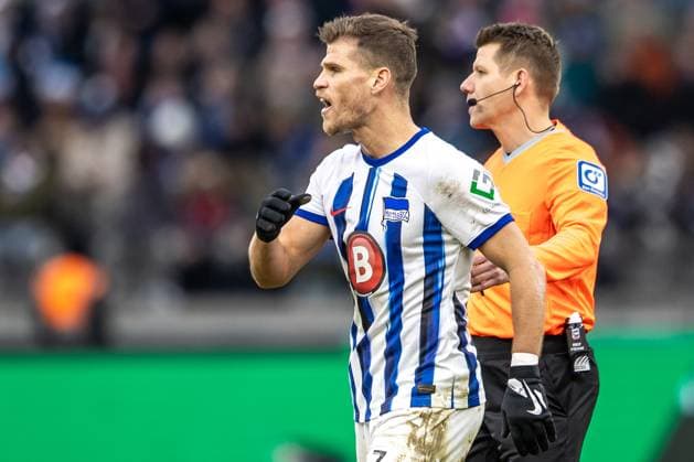 Berlin, 16.12.23, Fussball, 2.Bundesliga, 17. Spieltag, Hertha BSC - VfL Osnabrueck, Olympiastadion. Rote Karte für Berlins Florian Niederlechner. DFL regulations and DFB regulations prohibit any use of photographs as image sequences and or quasi-video, Foto: Andreas Gora Hertha BSC - VfL Osnabrueck