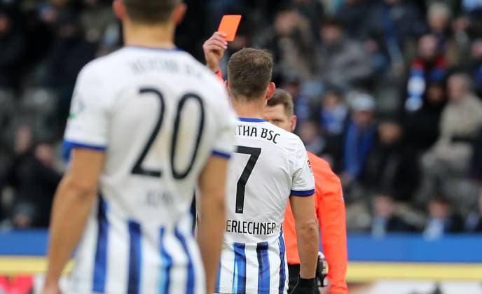 Schiedsrichter Patrick Ittrich rote Karte für Florian Niederlechner nach VAR Video Assist Referee Fußball Fussball DFL 2.Bundesliga Herren 17.Spieltag Saison 2023 2024 16.12.2023 Hertha BSC Berlin vs. VfL Osnabrück DFL regulations prohibit any use of photographs as image sequences and or quasi-video
