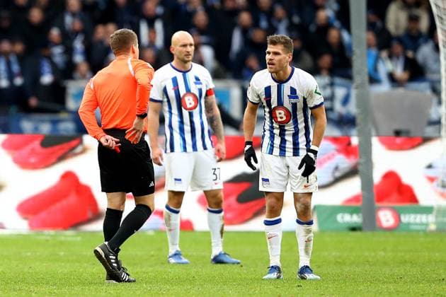 16.12.2023, xtgx, Fussball 2.Bundesliga, Hertha BSC Berlin - VfL Osnabrück emspor, v.l. Schiedsrichter Referee Patrick Ittrich (Hamburg) zeigt Florian Niederlechner (Hertha BSC Berlin) die rote Karte (DFL DFB REGULATIONS PROHIBIT ANY USE OF PHOTOGRAPHS as IMAGE SEQUENCES and or QUASI-VIDEO) Berlin