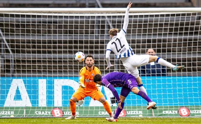 Berlin, 16.12.23, Fussball, 2.Bundesliga, 17. Spieltag, Hertha BSC - VfL Osnabrueck, Olympiastadion. Berlins Marten Winkler kaempft gegen Bashkim Ajdini von VfL Osnabrueck um den Ball. DFL regulations and DFB regulations prohibit any use of photographs as image sequences and or quasi-video, Foto: Andreas Gora Hertha BSC - VfL Osnabrueck