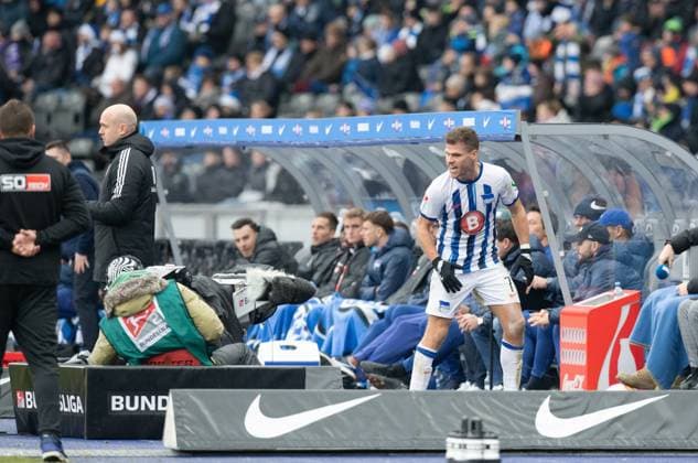 Fussball, Herren, Saison 2023 2024, 2. Bundesliga (17. Spieltag), Hertha BSC - VfL Osnabrück, Florian Niederlechner (Hertha BSC) meckert nach seiner roten Karte mit dem 4. Offiziellen Fynn Kohn, 16.12. 2023,