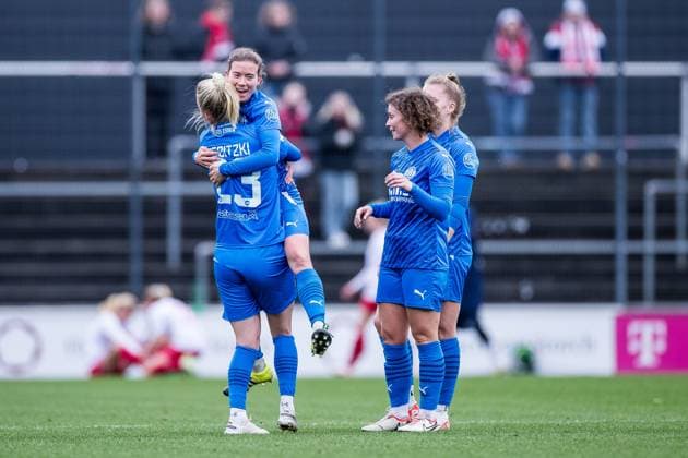 GOOGLE PIXEL Frauen Bundesliga: 1. FC Köln - SGS Essen; 16.12.2023 Glückliche Gesichter bei den Spielerinnen der SGS Essen nach dem Sieg in Köln Lena Ostermeier (SGS Essen, 18) GOOGLE PIXEL Frauen Bundesliga, 1. FC Köln - SGS Essen, Koeln, Franz-Kremer-Stadion am 16.12.2023 DFB REGULATIONS PROHIBIT ANY USE OF PHOTOGRAPHS AS IMAGE SEQUENCES AND OR QUASI-VIDEO. Copyright: xBEAUTIFULxSPORTS Wunderlx