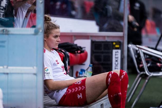 GOOGLE PIXEL Frauen Bundesliga: 1. FC Köln - SGS Essen; 16.12.2023 Lena Uebach (1. FC Köln, 27) niedergeschlagen auf der Bank nach Abpfiff GOOGLE PIXEL Frauen Bundesliga, 1. FC Köln - SGS Essen, Koeln, Franz-Kremer-Stadion am 16.12.2023 DFB REGULATIONS PROHIBIT ANY USE OF PHOTOGRAPHS AS IMAGE SEQUENCES AND OR QUASI-VIDEO. Copyright: xBEAUTIFULxSPORTS Wunderlx
