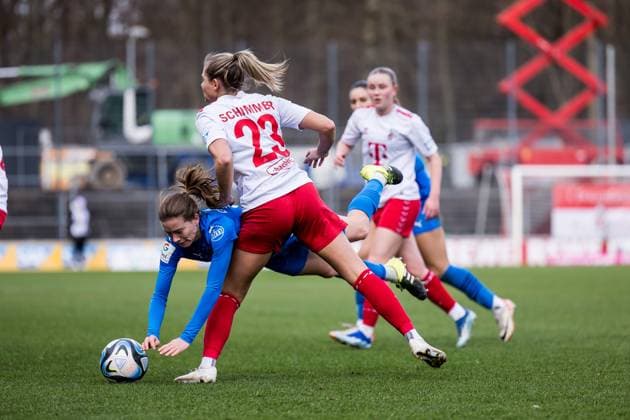 GOOGLE PIXEL Frauen Bundesliga: 1. FC Köln - SGS Essen; 16.12.2023 Zweikampf Lena Ostermeier (SGS Essen, 18), Marleen Schimmer (1. FC Köln, 23) GOOGLE PIXEL Frauen Bundesliga, 1. FC Köln - SGS Essen, Koeln, Franz-Kremer-Stadion am 16.12.2023 DFB REGULATIONS PROHIBIT ANY USE OF PHOTOGRAPHS AS IMAGE SEQUENCES AND OR QUASI-VIDEO. Copyright: xBEAUTIFULxSPORTS Wunderlx