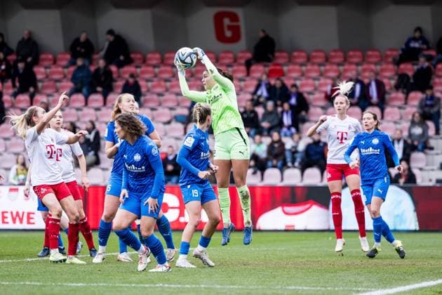 GOOGLE PIXEL Frauen Bundesliga: 1. FC Köln - SGS Essen; 16.12.2023 Sophia Winkler (SGS Essen, 12) hält GOOGLE PIXEL Frauen Bundesliga, 1. FC Köln - SGS Essen, Koeln, Franz-Kremer-Stadion am 16.12.2023 DFB REGULATIONS PROHIBIT ANY USE OF PHOTOGRAPHS AS IMAGE SEQUENCES AND OR QUASI-VIDEO. Copyright: xBEAUTIFULxSPORTS Wunderlx