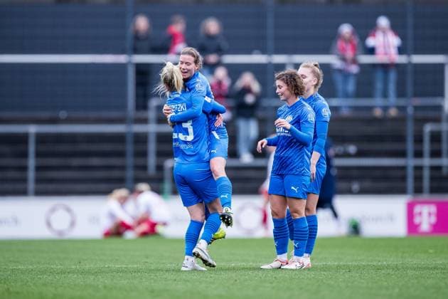 GOOGLE PIXEL Frauen Bundesliga: 1. FC Köln - SGS Essen; 16.12.2023 Glückliche Gesichter bei den Spielerinnen der SGS Essen nach dem Sieg in Köln Lena Ostermeier (SGS Essen, 18) GOOGLE PIXEL Frauen Bundesliga, 1. FC Köln - SGS Essen, Koeln, Franz-Kremer-Stadion am 16.12.2023 DFB REGULATIONS PROHIBIT ANY USE OF PHOTOGRAPHS AS IMAGE SEQUENCES AND OR QUASI-VIDEO. Copyright: xBEAUTIFULxSPORTS Wunderlx