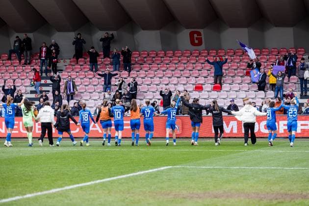 GOOGLE PIXEL Frauen Bundesliga: 1. FC Köln - SGS Essen; 16.12.2023 Die Spielerinnen der SGS Essen feiern den Sieg mit den mitgereisten Fans GOOGLE PIXEL Frauen Bundesliga, 1. FC Köln - SGS Essen, Koeln, Franz-Kremer-Stadion am 16.12.2023 DFB REGULATIONS PROHIBIT ANY USE OF PHOTOGRAPHS AS IMAGE SEQUENCES AND OR QUASI-VIDEO. Copyright: xBEAUTIFULxSPORTS Wunderlx