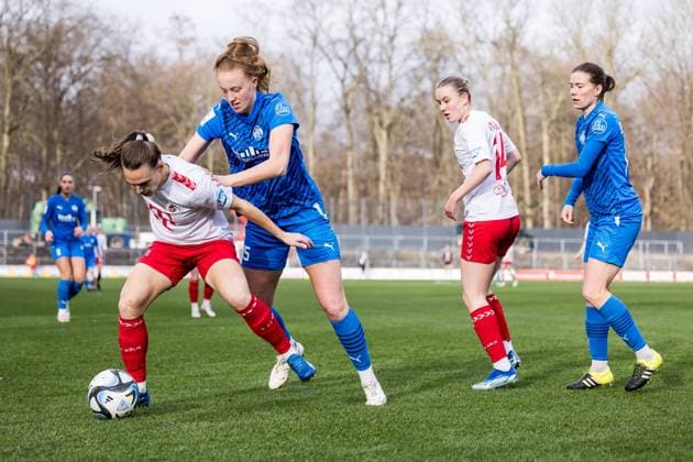 GOOGLE PIXEL Frauen Bundesliga: 1. FC Köln - SGS Essen; 16.12.2023 Zweikampf Dora Zeller (1. FC Köln, 19), Laura Pucks (SGS Essen, 15) GOOGLE PIXEL Frauen Bundesliga, 1. FC Köln - SGS Essen, Koeln, Franz-Kremer-Stadion am 16.12.2023 DFB REGULATIONS PROHIBIT ANY USE OF PHOTOGRAPHS AS IMAGE SEQUENCES AND OR QUASI-VIDEO. Copyright: xBEAUTIFULxSPORTS Wunderlx