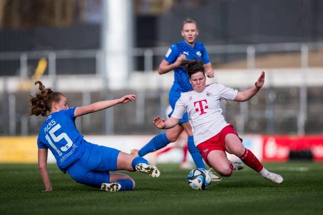 GOOGLE PIXEL Frauen Bundesliga: 1. FC Köln - SGS Essen; 16.12.2023 Zweikampf Laura Pucks (SGS Essen, 15), Adriana Achcinska (1. FC Köln, 9) GOOGLE PIXEL Frauen Bundesliga, 1. FC Köln - SGS Essen, Koeln, Franz-Kremer-Stadion am 16.12.2023 DFB REGULATIONS PROHIBIT ANY USE OF PHOTOGRAPHS AS IMAGE SEQUENCES AND OR QUASI-VIDEO. Copyright: xBEAUTIFULxSPORTS Wunderlx