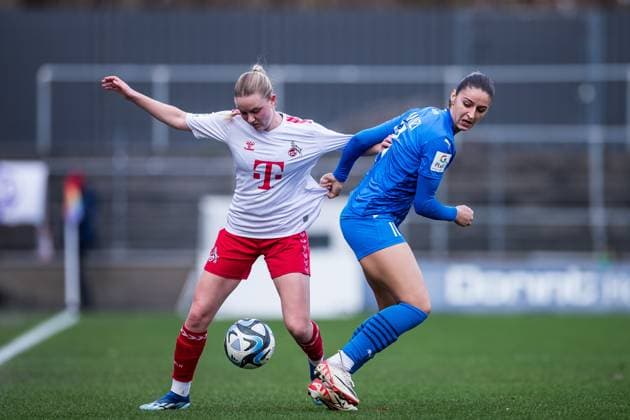 GOOGLE PIXEL Frauen Bundesliga: 1. FC Köln - SGS Essen; 16.12.2023 Zweikampf Carlotta Imping (1. FC Köln, 14), Laureta Elmazi (SGS Essen, 11) GOOGLE PIXEL Frauen Bundesliga, 1. FC Köln - SGS Essen, Koeln, Franz-Kremer-Stadion am 16.12.2023 DFB REGULATIONS PROHIBIT ANY USE OF PHOTOGRAPHS AS IMAGE SEQUENCES AND OR QUASI-VIDEO. Copyright: xBEAUTIFULxSPORTS Wunderlx