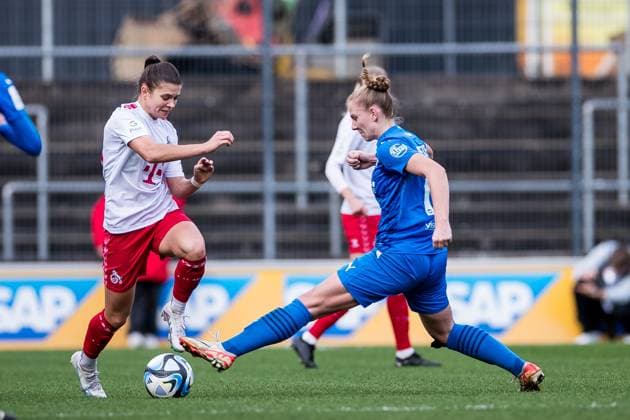 GOOGLE PIXEL Frauen Bundesliga: 1. FC Köln - SGS Essen; 16.12.2023 Zweikampf Martyna Wiankowska (1. FC Köln, 26), Annalena Rieke (SGS Essen, 17) GOOGLE PIXEL Frauen Bundesliga, 1. FC Köln - SGS Essen, Koeln, Franz-Kremer-Stadion am 16.12.2023 DFB REGULATIONS PROHIBIT ANY USE OF PHOTOGRAPHS AS IMAGE SEQUENCES AND OR QUASI-VIDEO. Copyright: xBEAUTIFULxSPORTS Wunderlx