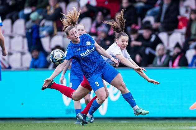 GOOGLE PIXEL Frauen Bundesliga: 1. FC Köln - SGS Essen; 16.12.2023 Zweikampf Ramona Maier (SGS Essen, 09), Lotta Cordes (1. FC Köln, 6) GOOGLE PIXEL Frauen Bundesliga, 1. FC Köln - SGS Essen, Koeln, Franz-Kremer-Stadion am 16.12.2023 DFB REGULATIONS PROHIBIT ANY USE OF PHOTOGRAPHS AS IMAGE SEQUENCES AND OR QUASI-VIDEO. Copyright: xBEAUTIFULxSPORTS Wunderlx