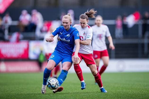 GOOGLE PIXEL Frauen Bundesliga: 1. FC Köln - SGS Essen; 16.12.2023 Zweikampf Annalena Rieke (SGS Essen, 17), Dora Zeller (1. FC Köln, 19) GOOGLE PIXEL Frauen Bundesliga, 1. FC Köln - SGS Essen, Koeln, Franz-Kremer-Stadion am 16.12.2023 DFB REGULATIONS PROHIBIT ANY USE OF PHOTOGRAPHS AS IMAGE SEQUENCES AND OR QUASI-VIDEO. Copyright: xBEAUTIFULxSPORTS Wunderlx