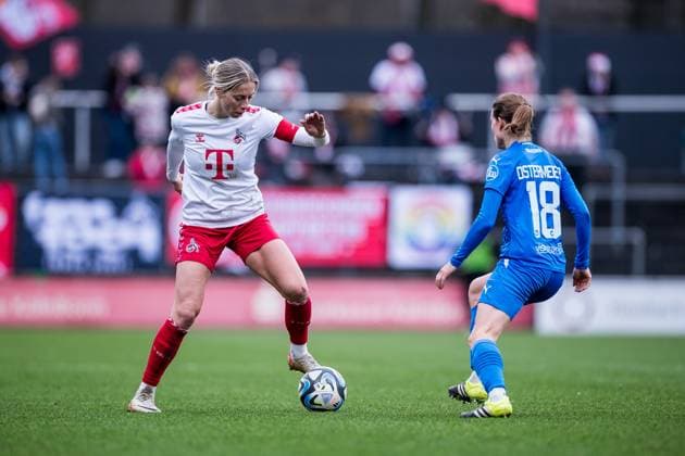 GOOGLE PIXEL Frauen Bundesliga: 1. FC Köln - SGS Essen; 16.12.2023 Zweikampf Sharon Beck (1. FC Köln, 10), Lena Ostermeier (SGS Essen, 18) GOOGLE PIXEL Frauen Bundesliga, 1. FC Köln - SGS Essen, Koeln, Franz-Kremer-Stadion am 16.12.2023 DFB REGULATIONS PROHIBIT ANY USE OF PHOTOGRAPHS AS IMAGE SEQUENCES AND OR QUASI-VIDEO. Copyright: xBEAUTIFULxSPORTS Wunderlx