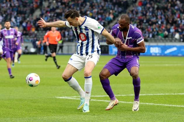16.12.2023, xtgx, Fussball 2.Bundesliga, Hertha BSC Berlin - VfL Osnabrück emspor, v.l. Haris Tabakovic (Hertha BSC Berlin) Oumar Diakhite (VfL Osnabrueck Osnabrück) Zweikampf, Aktion, action, battle for the ball (DFL DFB REGULATIONS PROHIBIT ANY USE OF PHOTOGRAPHS as IMAGE SEQUENCES and or QUASI-VIDEO) Berlin