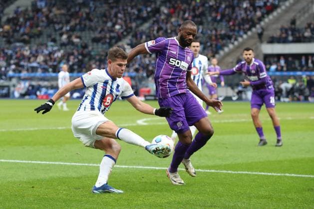 16.12.2023, xtgx, Fussball 2.Bundesliga, Hertha BSC Berlin - VfL Osnabrück emspor, v.l. Haris Tabakovic (Hertha BSC Berlin) Oumar Diakhite (VfL Osnabrueck Osnabrück) Zweikampf, Aktion, action, battle for the ball (DFL DFB REGULATIONS PROHIBIT ANY USE OF PHOTOGRAPHS as IMAGE SEQUENCES and or QUASI-VIDEO) Berlin