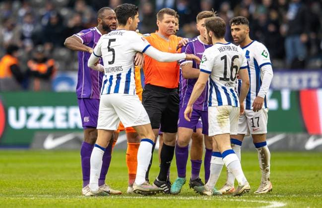 Berlin, 16.12.23, Fussball, 2.Bundesliga, 17. Spieltag, Hertha BSC - VfL Osnabrueck, Olympiastadion.Gelbe Karte für Berlins Jonjoe Kenny. DFL regulations and DFB regulations prohibit any use of photographs as image sequences and or quasi-video, Foto: Andreas Gora Hertha BSC - VfL Osnabrueck