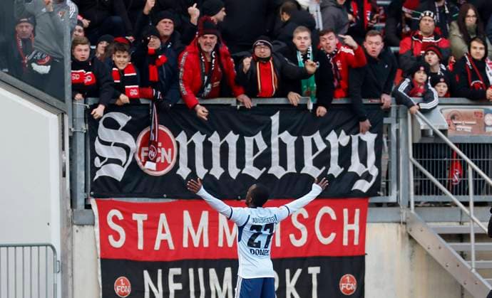 Sport Themen der Woche KW50 Bild: Torschuetze Jean-Luc Dompe (Hamburger SV, 27) jubelt nach seinem Tor zum 2:0, in Richtung FCN Fans. (l-r). 16.12.2023, Fussball, 2. Bundesliga, 1. FC Nürnberg - Hamburger SV, GER, Nuernberg, Max-Morlock-Stadion, DFL REGULATIONS PROHIBIT ANY USE OF PHOTOGRAPHS AS IMAGE SEQUENCES AND OR QUASI-VIDEO. *** Picture Goalscorer Jean Luc Dompe Hamburger SV, 27 cheers after his goal to 2 0, towards FCN fans l r 16 12 2023, Soccer, 2 Bundesliga, 1 FC Nürnberg Hamburger SV, GER, Nuernberg, Max Morlock Stadion, DFL REGULATIONS PROHIBIT ANY USE OF PHOTOGRAPHS AS IMAGE SEQUENCES AND OR QUASI VIDEO Copyright: HMBxMedia xHeikoxBecker