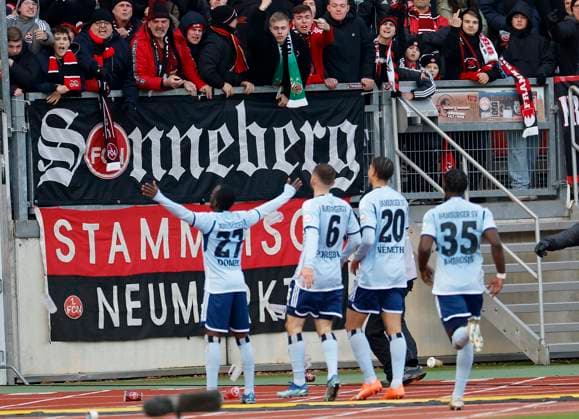 Bild: Torschuetze Jean-Luc Dompe (Hamburger SV, 27) jubelt nach seinem Tor zum 2:0, in Richtung FCN Fans. (l-r). 16.12.2023, Fussball, 2. Bundesliga, 1. FC Nürnberg - Hamburger SV, GER, Nuernberg, Max-Morlock-Stadion, DFL REGULATIONS PROHIBIT ANY USE OF PHOTOGRAPHS AS IMAGE SEQUENCES AND OR QUASI-VIDEO.