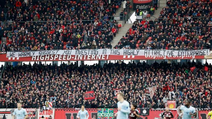 Bild: Protestbanner der Nuernberger Fans gegen den Einstieg von Investoren in der DFL (l-r). 16.12.2023, Fussball, 2. Bundesliga, 1. FC Nürnberg - Hamburger SV, GER, Nuernberg, Max-Morlock-Stadion, DFL REGULATIONS PROHIBIT ANY USE OF PHOTOGRAPHS AS IMAGE SEQUENCES AND OR QUASI-VIDEO.