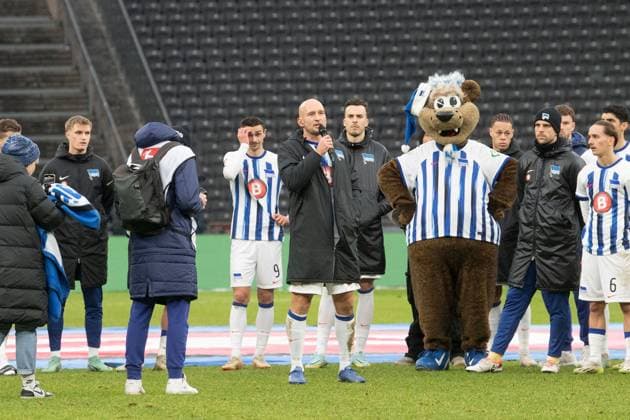 Fussball, Herren, Saison 2023 2024, 2. Bundesliga (17. Spieltag), Hertha BSC - VfL Osnabrück, Toni Leistner (Hertha BSC) bedankt sich nach Abpfiff bei den Fans für den Support, 16.12. 2023,