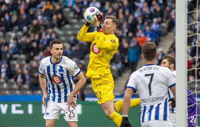 Berlin, 16.12.23, Fussball, 2.Bundesliga, 17. Spieltag, Hertha BSC - VfL Osnabrueck, Olympiastadion. Berlins Torwart Tjark Ernst kann den Angriff abwehren. DFL regulations and DFB regulations prohibit any use of photographs as image sequences and or quasi-video, Foto: Andreas Gora Hertha BSC - VfL Osnabrueck