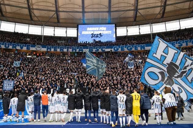 Fussball, Herren, Saison 2023 2024, 2. Bundesliga (17. Spieltag), Hertha BSC - VfL Osnabrück, Spieler und Fans von Hertha nach Abpfiff, 16.12. 2023,