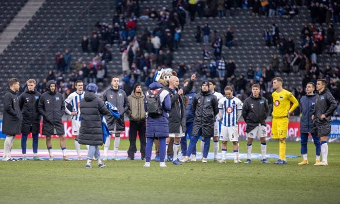 Berlin, 16.12.23, Fussball, 2.Bundesliga, 17. Spieltag, Hertha BSC - VfL Osnabrueck, Olympiastadion. Berlins Toni Leistner spricht zu den Fans in der Ostkurve. DFL regulations and DFB regulations prohibit any use of photographs as image sequences and or quasi-video, Foto: Andreas Gora Hertha BSC - VfL Osnabrueck